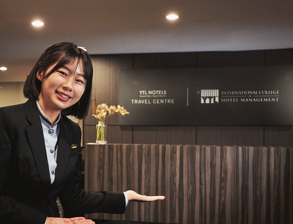 A student is welcoming visitors to visit the college.